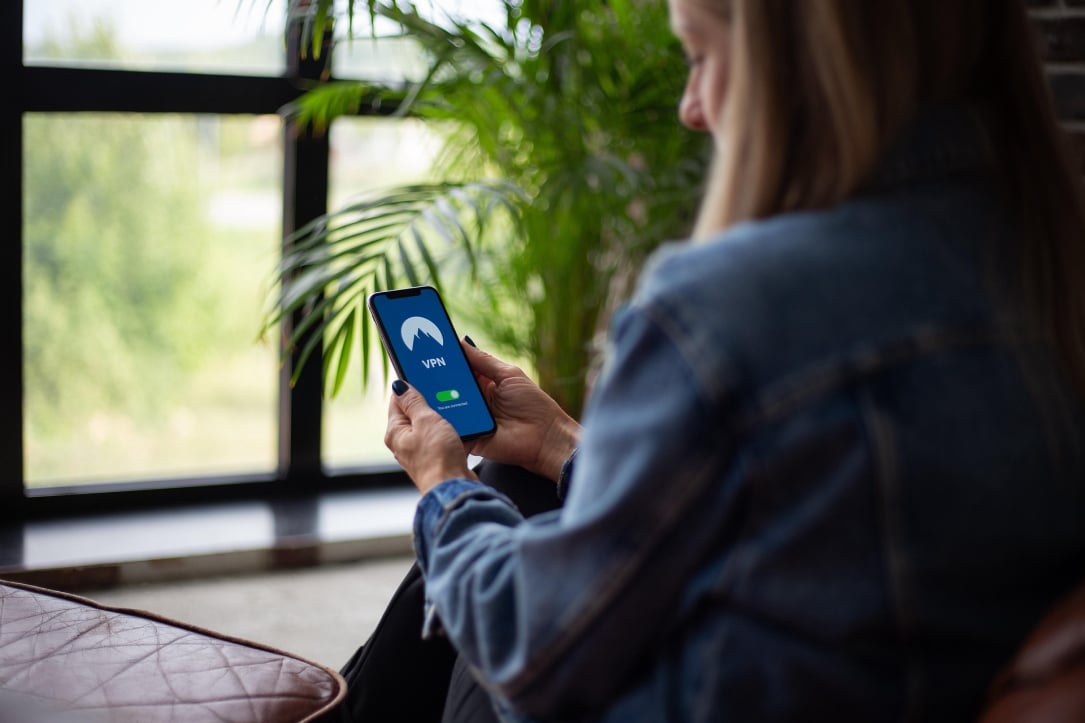 Frau mit VPN verbunden